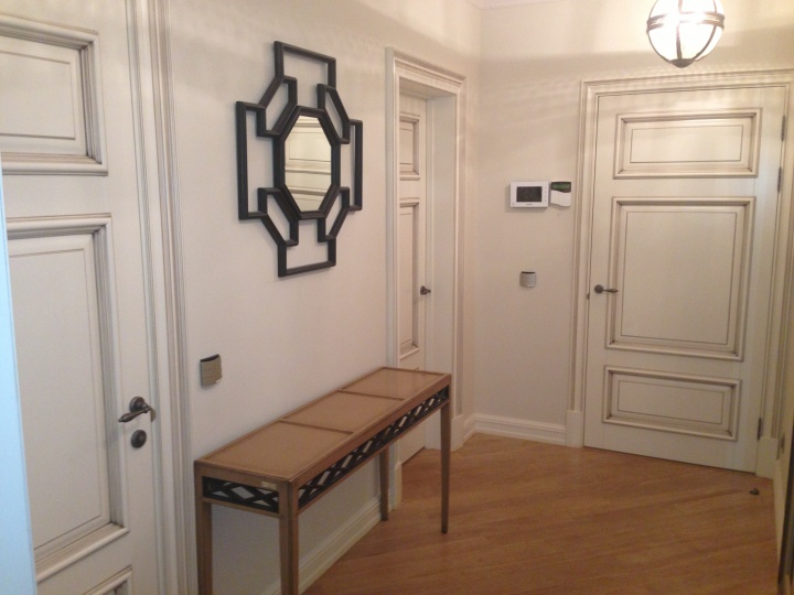 Межкомнатная дверь крашенная 3 филёнки патина №13 «Классика»